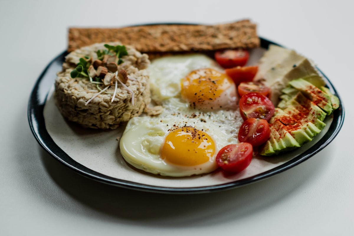 Quinoa-Salat mit Gemüse und Nüssen